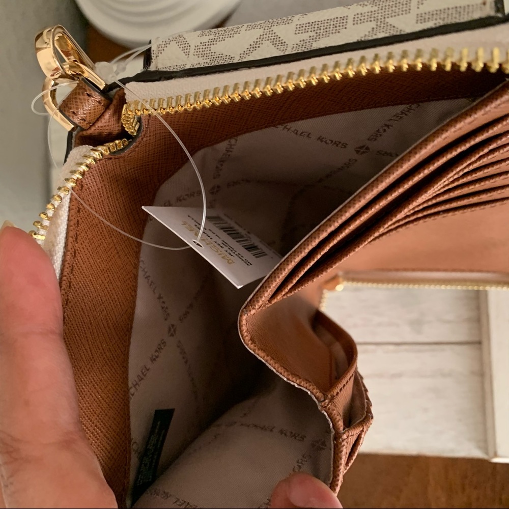 3in 1 new MK ♥️ wallet/ wirstlet/ phone holder - Picture 5 of 9